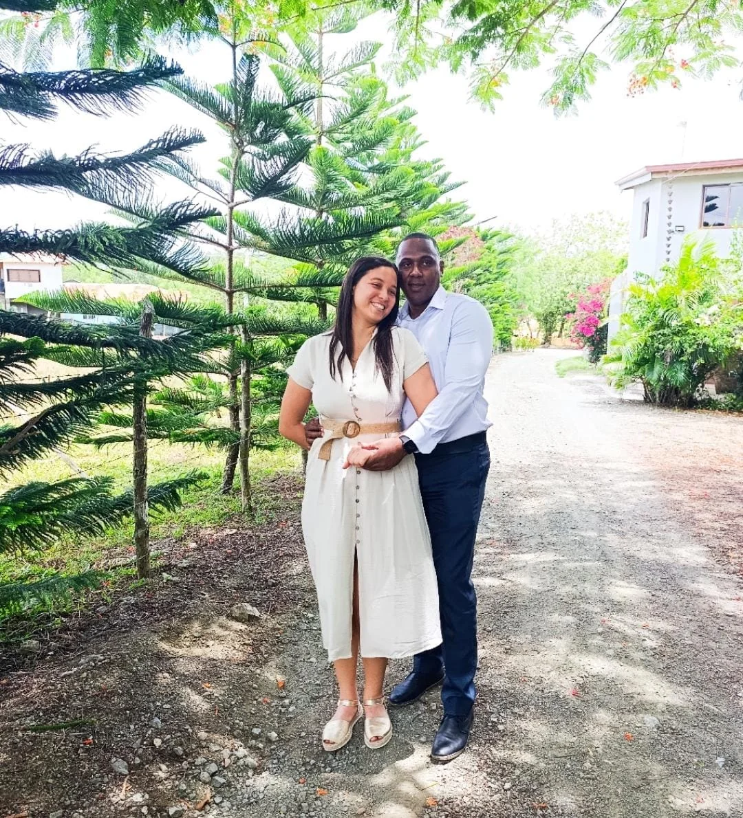 Carlos y Malenny abrazados en el jardín